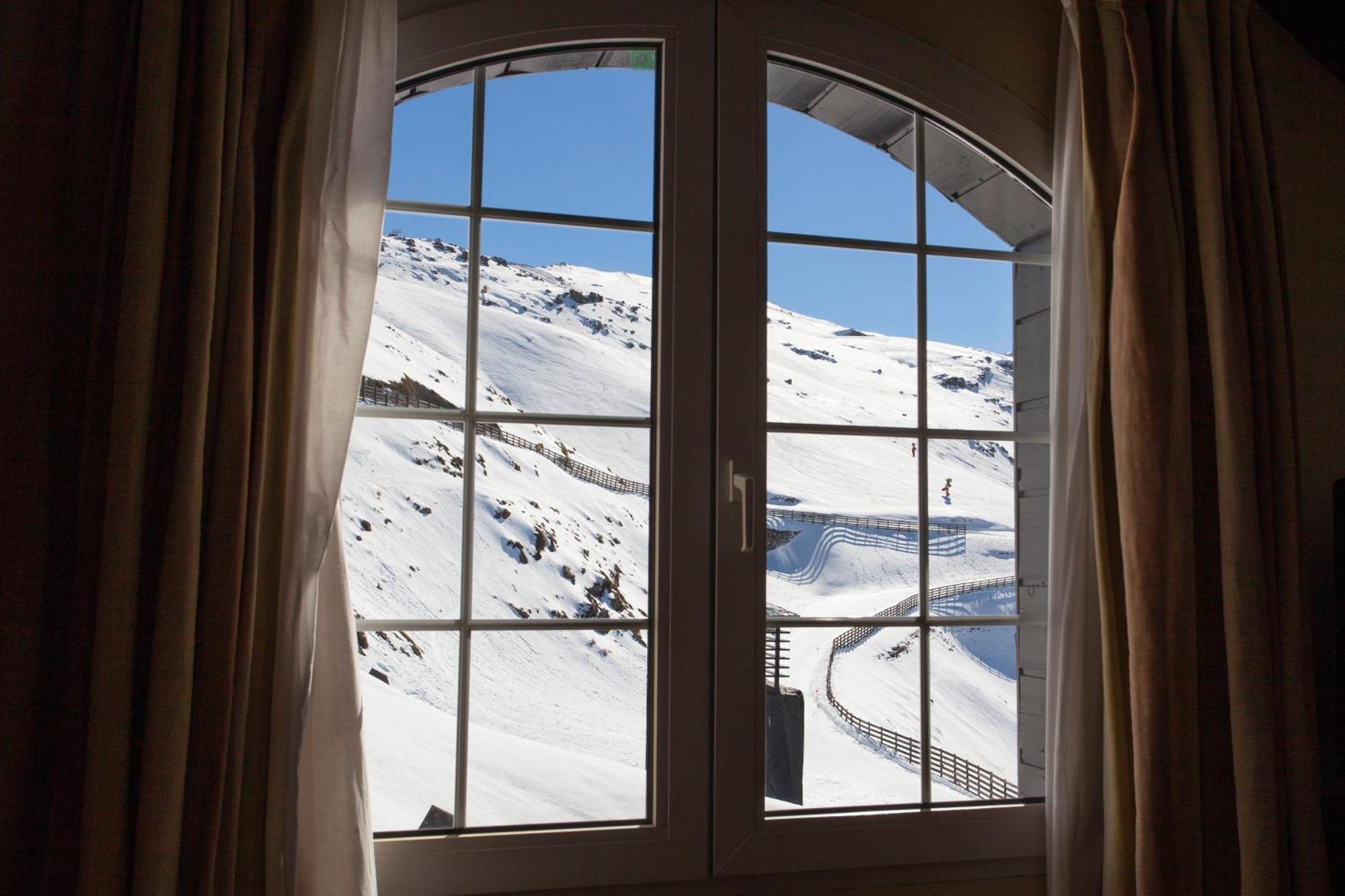 Junior Suite with Mountain View ( 3 adults + 1 child)